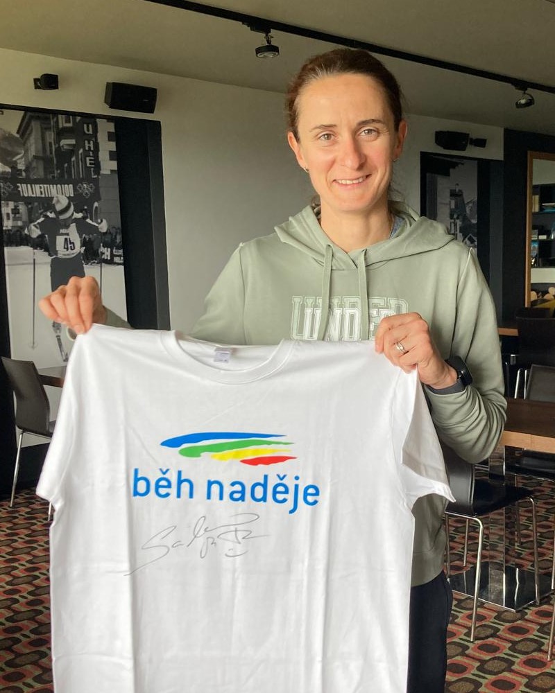 Tričko Běhu naděje podepsané Martinou Sáblíkovou